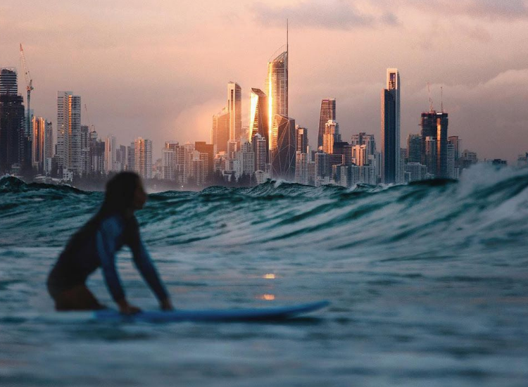 Du khách lướt sóng tại bãi biển Gold Coast Úc với sóng đẹp quanh năm